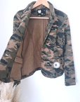 Veste cintrée camouflage kaki avec dessin et inscriptions dorées - 𝐌𝐚𝐫𝐢𝐧𝐚𝟒𝟒𝐟𝐚𝐦𝐢𝐥𝐲