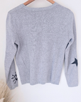 Pull gris ร รฉcussons - ๐๐๐ซ๐ข๐ง๐๐๐๐๐๐ฆ๐ข๐ฅ๐ฒ