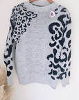 Pull gris à imprimé léopard noir - 𝐌𝐚𝐫𝐢𝐧𝐚𝟒𝟒𝐟𝐚𝐦𝐢𝐥𝐲