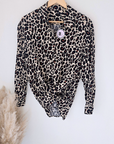 Chemise beige à imprimé léopard marron et noir - 𝐌𝐚𝐫𝐢𝐧𝐚𝟒𝟒𝐟𝐚𝐦𝐢𝐥𝐲