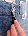 Jean bleu délavé avec empiècements en dentelle - 𝐌𝐚𝐫𝐢𝐧𝐚𝟒𝟒𝐟𝐚𝐦𝐢𝐥𝐲
