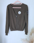 Cardigan kaki à écusson perles bijoux - 𝐌𝐚𝐫𝐢𝐧𝐚𝟒𝟒𝐟𝐚𝐦𝐢𝐥𝐲