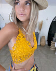 Brassière jaune en crochet