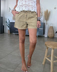 Short beige à bandes latérales