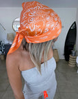 Foulard orange à imprimé bandana