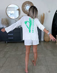 Pull blanc cassé à inscriptions au dos vert vif - 𝐌𝐚𝐫𝐢𝐧𝐚𝟒𝟒𝐟𝐚𝐦𝐢𝐥𝐲
