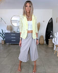 Veste jaune en dentelle