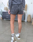 Short gris délavé muni de clous - 𝐌𝐚𝐫𝐢𝐧𝐚𝟒𝟒𝐟𝐚𝐦𝐢𝐥𝐲
