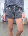 Short gris délavé muni de clous - 𝐌𝐚𝐫𝐢𝐧𝐚𝟒𝟒𝐟𝐚𝐦𝐢𝐥𝐲