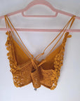 Brassière jaune en crochet
