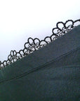 Débardeur vert à bordure en dentelle noire