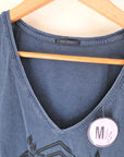 T-shirt bleu à inscriptions