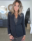 Blazer noir à épaulettes en cuir et clouté