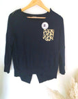 Pull bleu marine à poche léopard - 𝐌𝐚𝐫𝐢𝐧𝐚𝟒𝟒𝐟𝐚𝐦𝐢𝐥𝐲