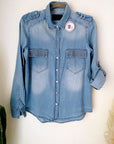 Chemise en denim bleu délavé