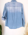 Chemise en denim bleu délavé