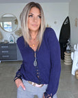 Cardigan bleu marine à maille douce - 𝐌𝐚𝐫𝐢𝐧𝐚𝟒𝟒𝐟𝐚𝐦𝐢𝐥𝐲