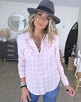 Chemise à carreaux rose avec dos en dentelle
