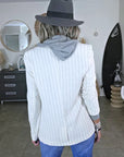 Veste blanc cassé à fines rayures