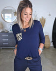 Pull bleu marine à poche léopard - 𝐌𝐚𝐫𝐢𝐧𝐚𝟒𝟒𝐟𝐚𝐦𝐢𝐥𝐲