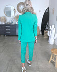 Veste cintrée verte avec pins éclair