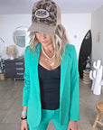 Veste cintrée verte avec pins éclair