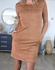 Robe suédine de couleur cognac - 𝐌𝐚𝐫𝐢𝐧𝐚𝟒𝟒𝐟𝐚𝐦𝐢𝐥𝐲