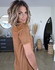 Robe suédine de couleur cognac - 𝐌𝐚𝐫𝐢𝐧𝐚𝟒𝟒𝐟𝐚𝐦𝐢𝐥𝐲