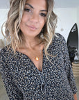 Robe à imprimé noir et marron cognac