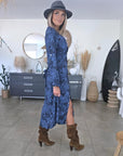 Robe longue bleue à imprimé noir