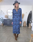 Robe longue bleue à imprimé noir