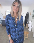 Robe longue bleue à imprimé noir
