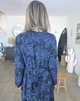 Robe longue bleue à imprimé noir