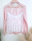 Chemise à carreaux rose avec dos en dentelle