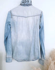 Chemise en jean customisée