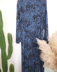 Robe longue bleue à imprimé noir