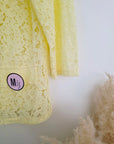 Veste jaune en dentelle