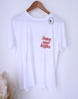 Tee-shirt blanc à tag - 𝐌𝐚𝐫𝐢𝐧𝐚𝟒𝟒𝐟𝐚𝐦𝐢𝐥𝐲