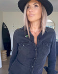 Chemise noire en denim