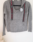 Pull gris à capuche