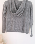 Pull gris à capuche