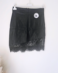 Jupe noire asymétrique avec dentelle
