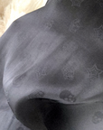 Robe noire skull en relief