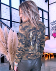 Veste cintrée camouflage kaki avec dessin et inscriptions dorées - 𝐌𝐚𝐫𝐢𝐧𝐚𝟒𝟒𝐟𝐚𝐦𝐢𝐥𝐲