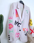 Veste beige à tags et inscriptions fluo
