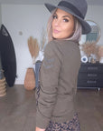 Cardigan kaki à écusson perles bijoux - 𝐌𝐚𝐫𝐢𝐧𝐚𝟒𝟒𝐟𝐚𝐦𝐢𝐥𝐲