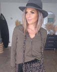 Cardigan kaki à écusson perles bijoux - 𝐌𝐚𝐫𝐢𝐧𝐚𝟒𝟒𝐟𝐚𝐦𝐢𝐥𝐲