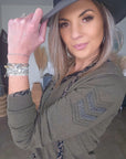 Cardigan kaki à écusson perles bijoux - 𝐌𝐚𝐫𝐢𝐧𝐚𝟒𝟒𝐟𝐚𝐦𝐢𝐥𝐲
