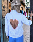 Chemise à rayures bleu ciel dos coeur - 𝐌𝐚𝐫𝐢𝐧𝐚𝟒𝟒𝐟𝐚𝐦𝐢𝐥𝐲