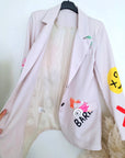 Veste beige à tags et inscriptions fluo